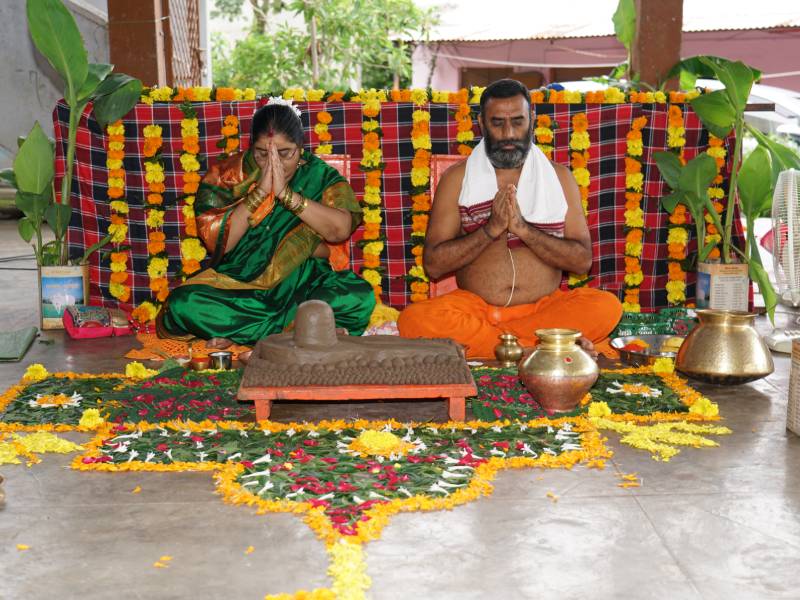 Dikshit Yadneshwar Maharaj Selukar performing Shiva Poojan 